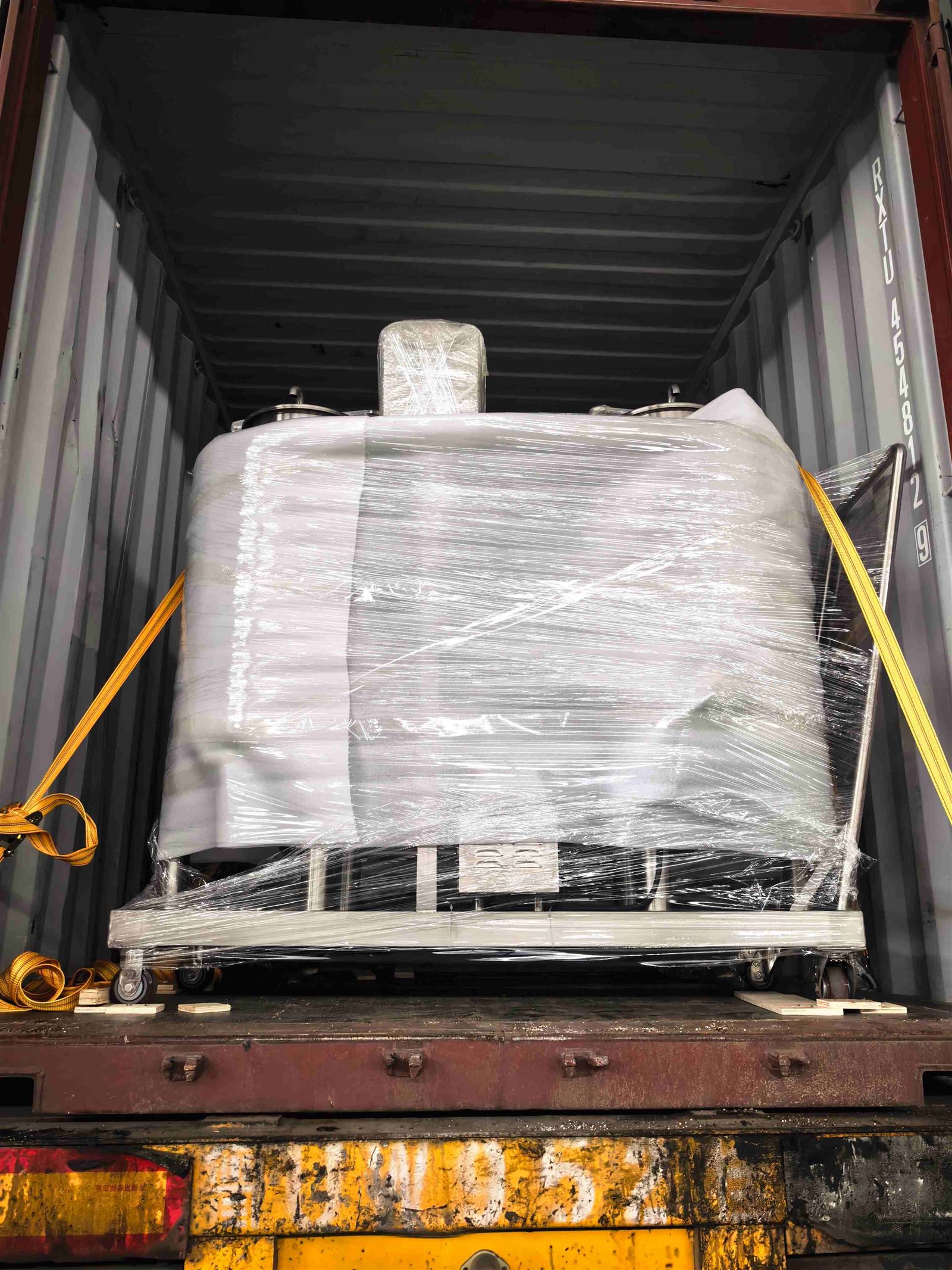 Protective packing and fixing for brewery equipment transport Protective packing and fixing for brewery equipment transport